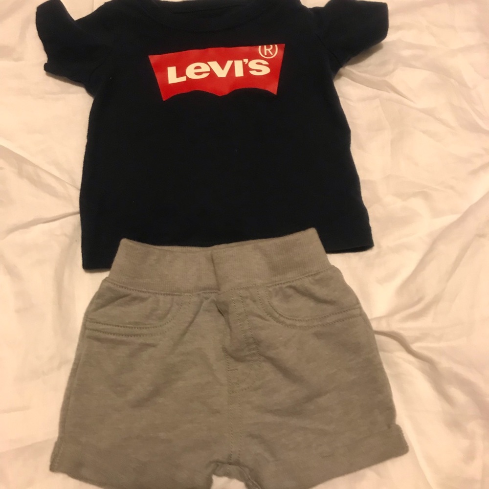 Levi Shorts Outfit